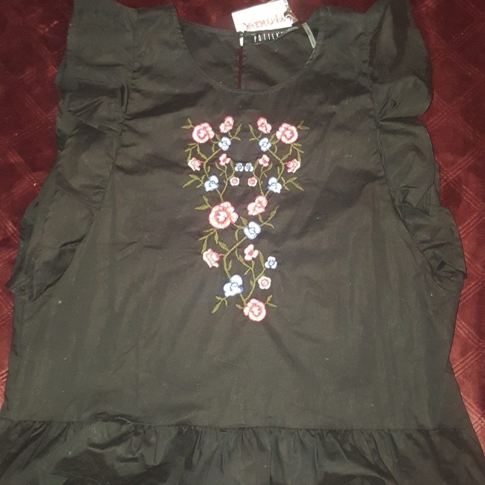 NWT Women's ss top black w/flowers and ruffles